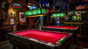 Kneipensport – Billard ist ein typischer Kneipensport. Hier zwei Tische in einer Kneipe.
