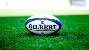 Rugby – Moderner Rugby Union Ball von der Firma Gilbert in den Farben Weiß und Blau.