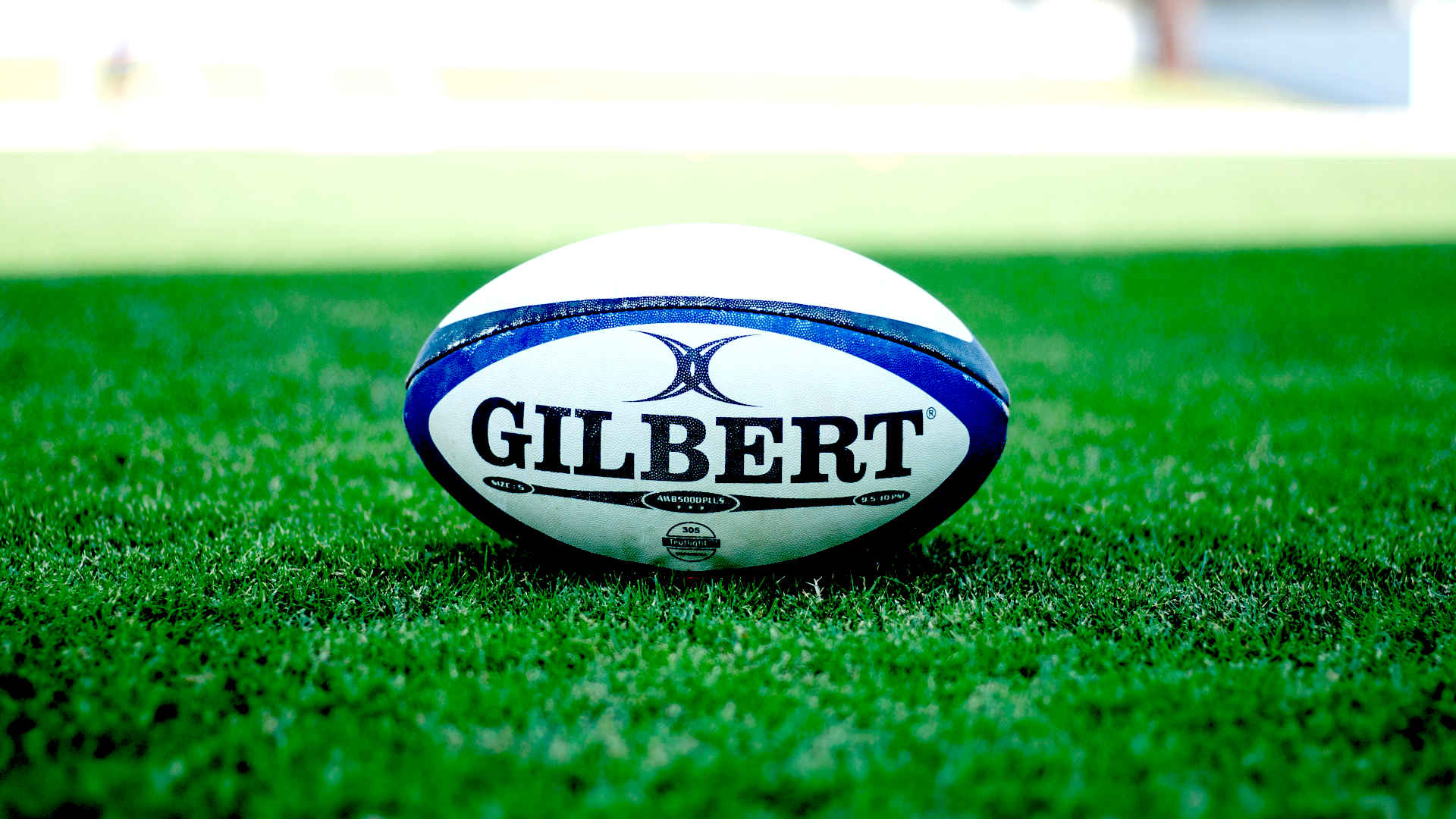 Rugby – Moderner Rugby Union Ball von der Firma Gilbert in den Farben Weiß und Blau.