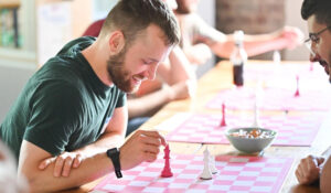 Es ist laut, es wird gelacht, getrunken und geknabbert: Beim „Bad at Chess Club“ in Bochum will man einfach Schach spielen.