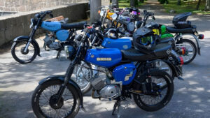 Rallye Monte Lugau 2026: Auch die  angereisten Zuschauer fahren Simson-Mopeds.