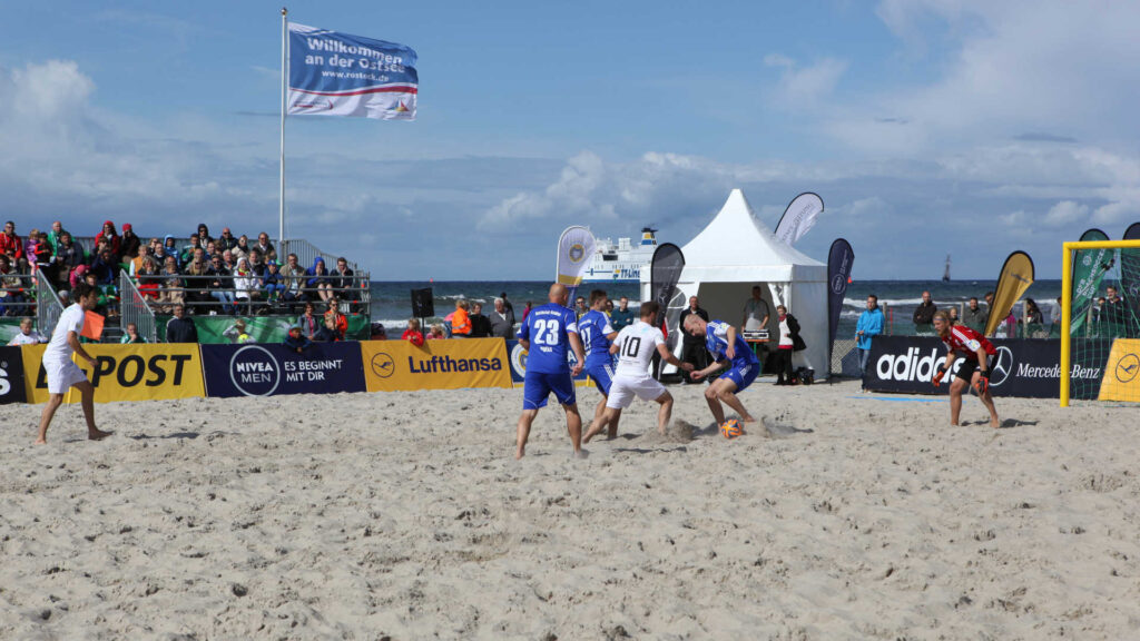 Beachsoccer – Der DFB Beachsoccer Cup 2014. Das Finale Rostocker Robben gegen Beach Soccer Team Chemnitz endete 8:4.