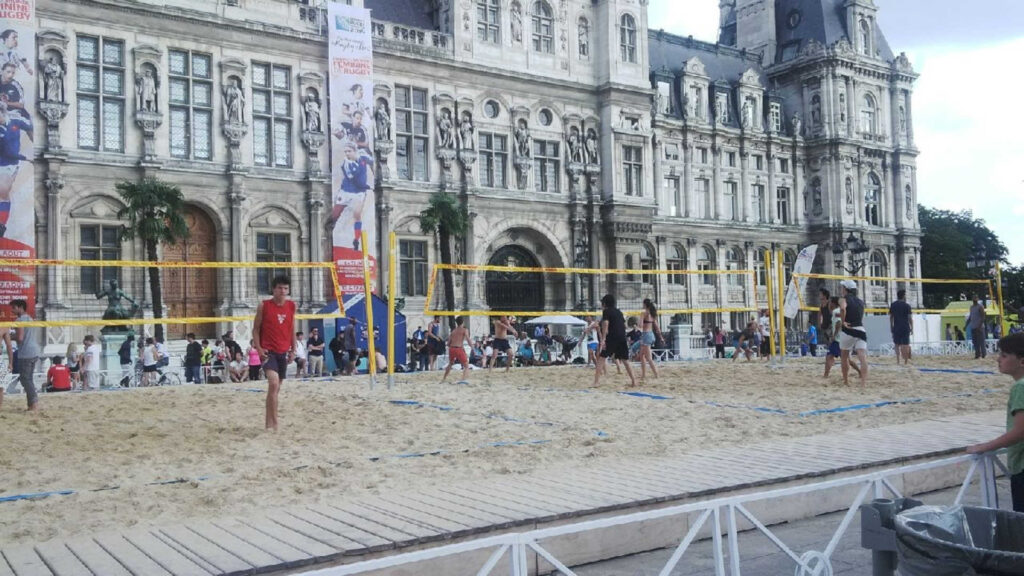 Beachvolleyballfelder vor dem Hotel de Ville in Paris.