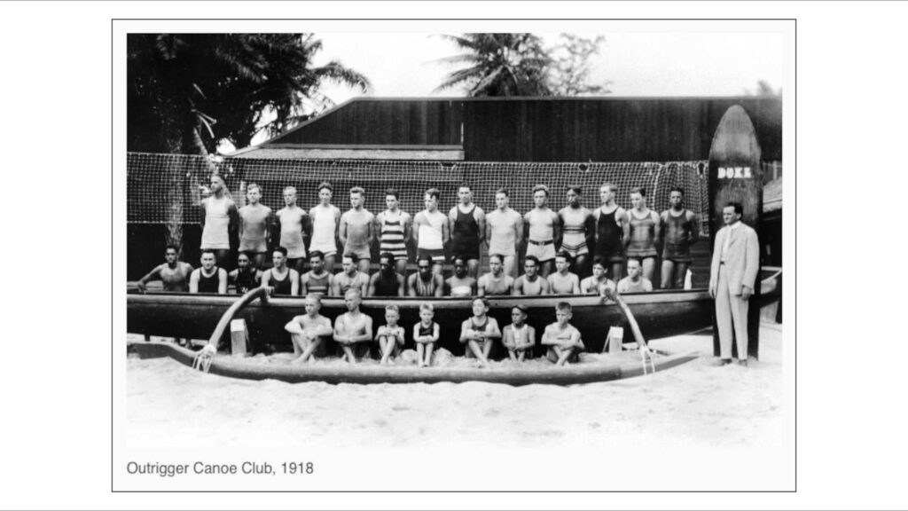 Beachvolleyball – Der Outrigger Canoe Club auf Hawaii 1918. Im Bild rechts steht George David Center, der Begründer des Beachvolleyballs.