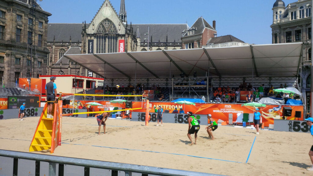 Beachvolleyball – Weltmeisterschaft 2015 in Amsterdam. Spiel USA-Brasilien vor dem Königlichen Palast, Ergebnis 2:1.