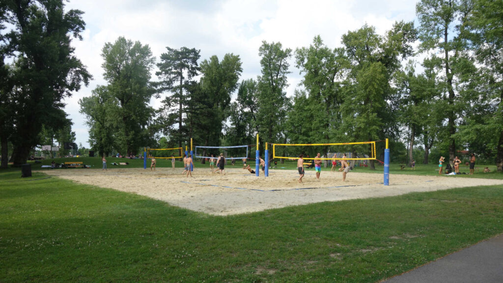 Beachvolleyballfelder im Städtischen Strandbad Gänsehäufel in Wien.