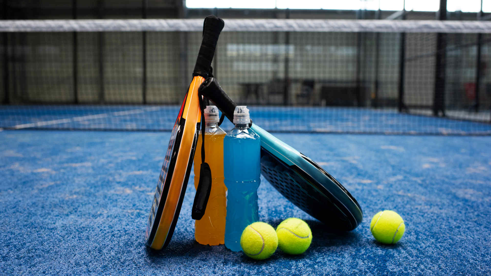 Padel – Schläger und Bälle liegen bereit, um Padel zu spielen.