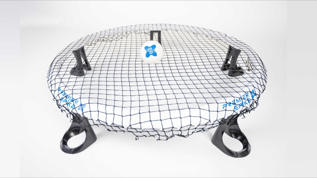 Roundnet-Set, bestehend aus einem Netz und einem Ball.