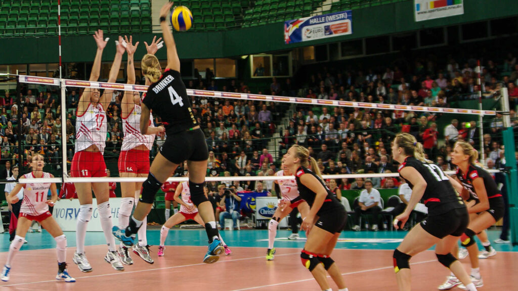 Volleyball - Zweierblock und Schmetterball, aufgenommen bei der Europameisterschaft der Frauen 2013, hier in Halle (Westf) im Gerry-Weber-Stadion, Spiel Türkei gegen Deutschland.