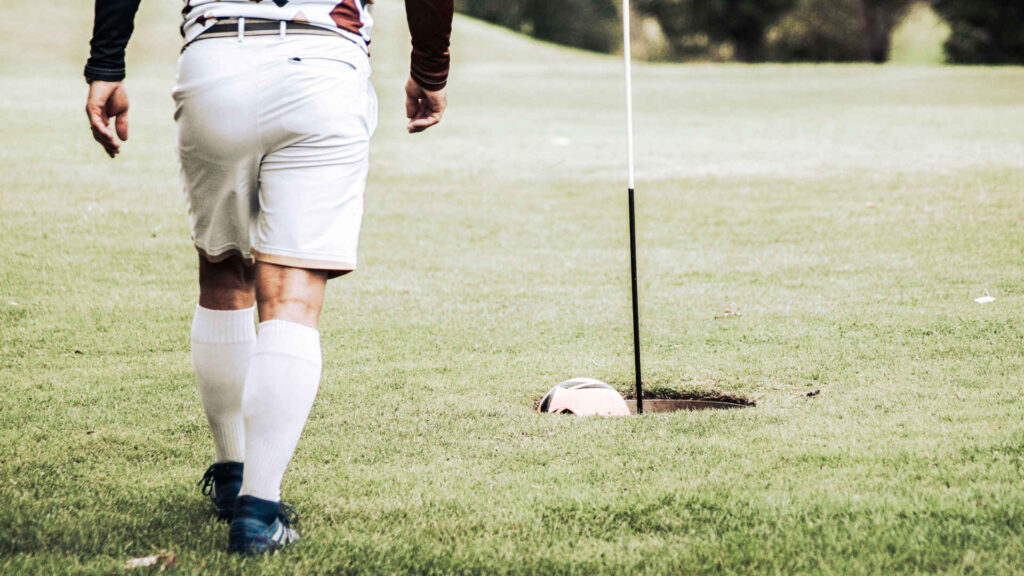 Fußballgolf – Das Bild zeigt einen Fußball, der klassisch eingelocht wurde.