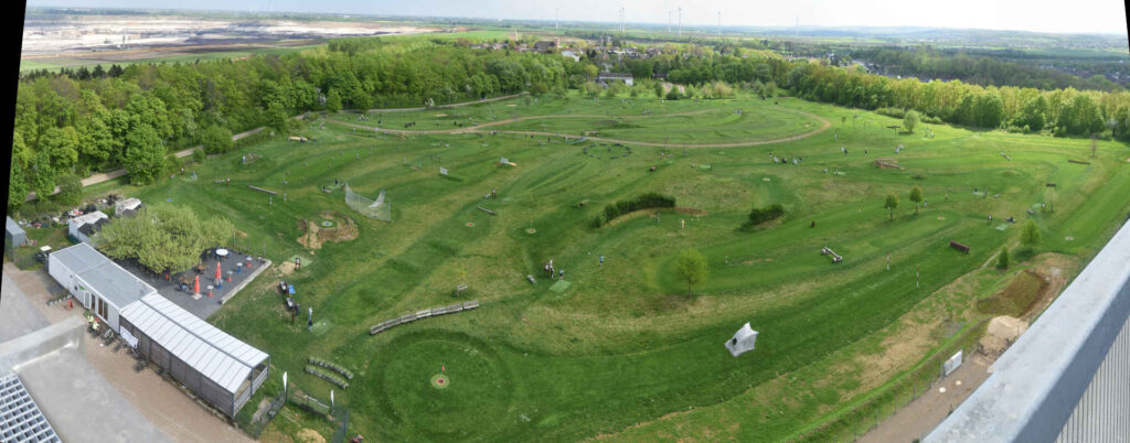Fußballgolf – Die Anlage Indemann in Nordrhein-Westfalen. Wir sehen verschiedenen Bahnen auch mit Hindernissen aus dem Minigolf.