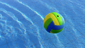 Ein Wasserball schwimmt auf dem Wasser.