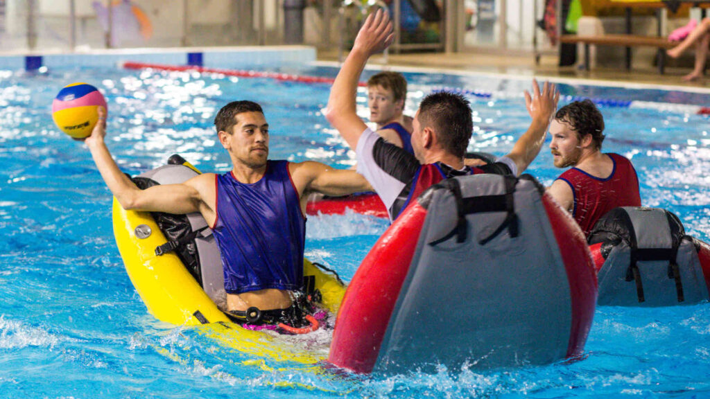Wasserball – Die Variante BugPolo wird in speziellen, aufblasbaren Bugs sitzend gespielt.