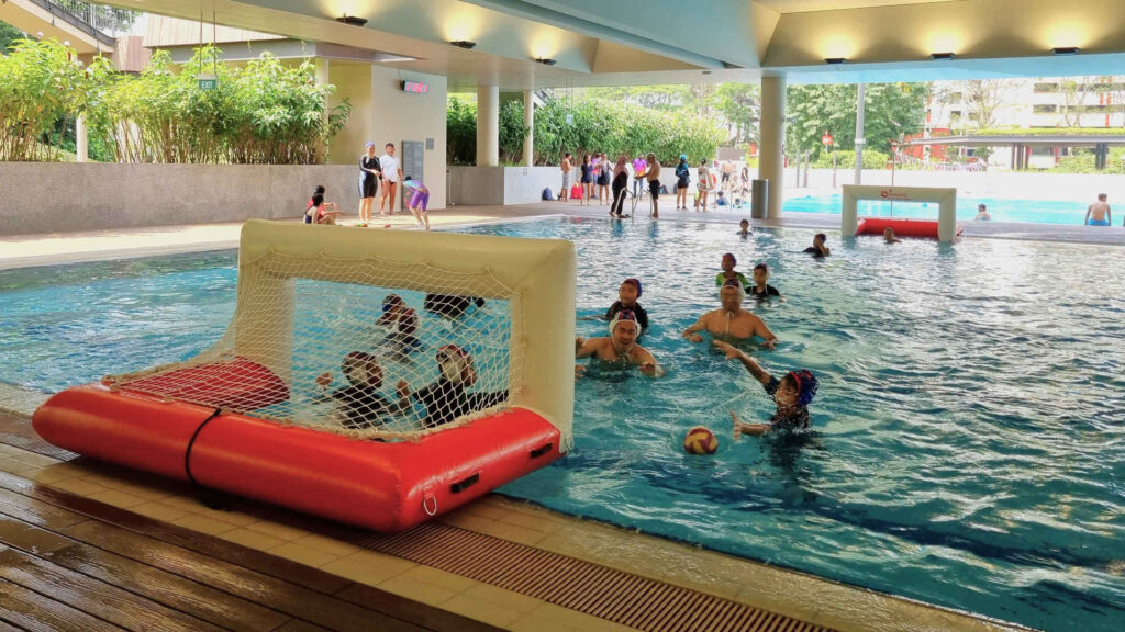 Wasserball – Water Polo als Freizeitgestaltung für die ganze Familie. Hier beispielsweise im Bukit Canberra Swimming Complex in Singapur.