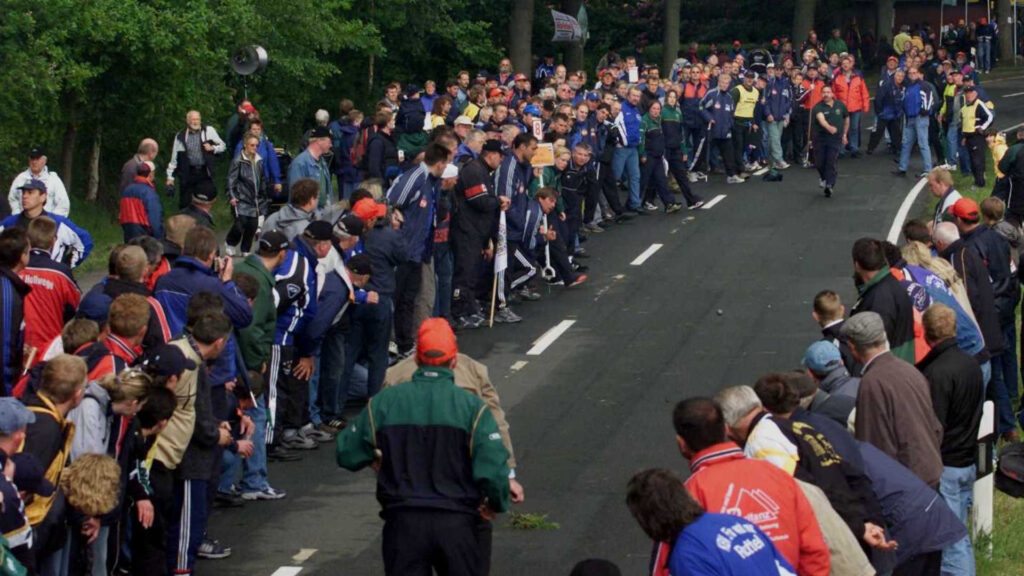 Boßeln – Straßenboßeln bei der Europameisterschaft 2004 in Westerstede. Viele Zuschauer verfolgen das Spektakel.