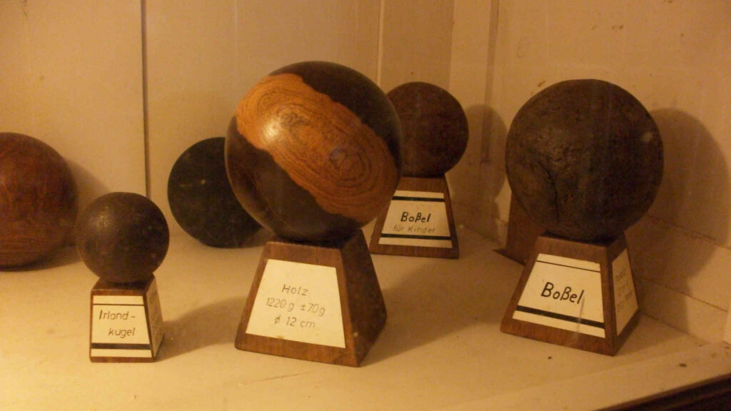 Boßeln - Historische Kugeln im Torf- und Siedlungsmuseum Wiesmoor.